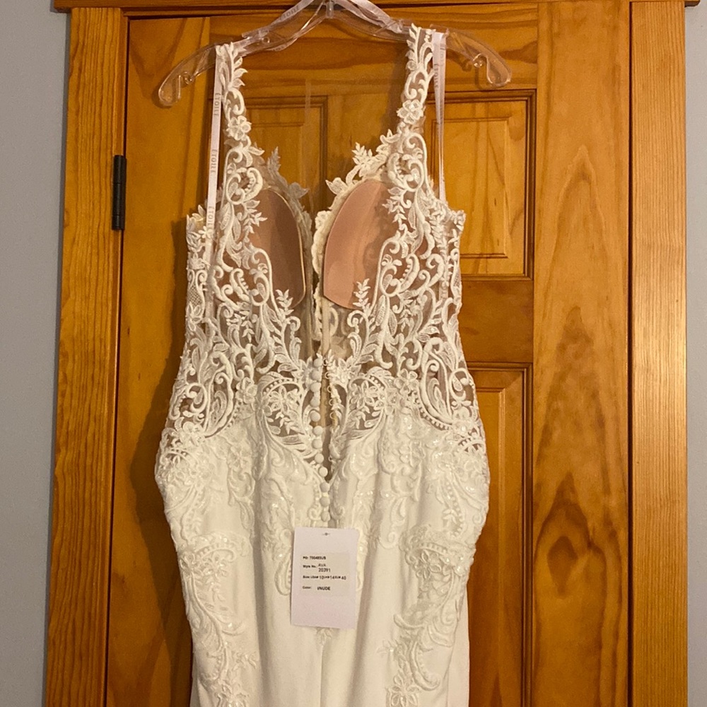 Etoile, Ava never worn wedding dress.